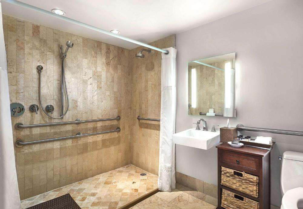 King Room with Tub Ocean Front- Disability Access interior