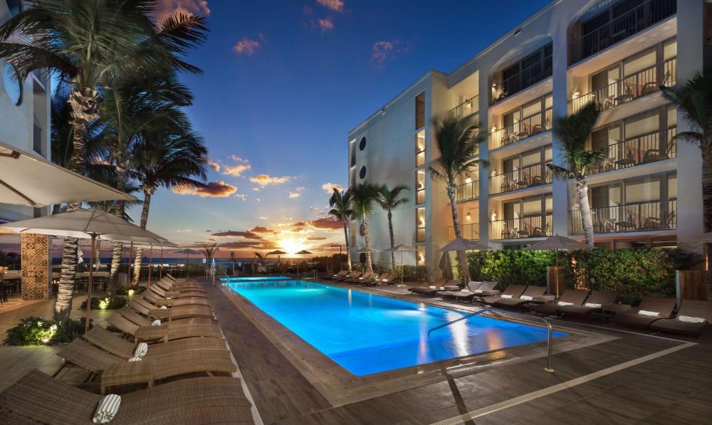 Double Room with Pool View interior